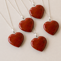 Colgante de corazón de cristal de jaspe rojo real, encanto de piedra preciosa pulida en forma de corazón genuino