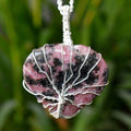 Colgante envuelto en alambre de plata con corazón de rodonita, colgante envuelto en plata con corazón de cristal ~ colgante de piedras preciosas en forma de corazón.