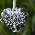 Colgante envuelto en alambre de plata con corazón de obsidiana de copo de nieve, colgante envuelto en plata con corazón de cristal ~ colgante de piedras preciosas de corazón.