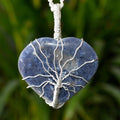 Colgante envuelto en alambre de plata de corazón de sodalita, colgante envuelto en plata de corazón de cristal ~ colgante de piedra preciosa de corazón.