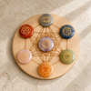 Conjunto de cristal redondo de chakra pulido, piedras grabadas reales 7 piezas de piedras preciosas de colores en caja de madera de tablero de rejilla,