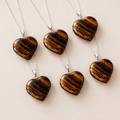 Véritable pendentif cœur en cristal d'œil de tigre, véritables colliers en forme de cœur, breloque en pierres précieuses polies.