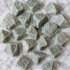 Piedras naturales rugosas de aventurina verde Piedras crudas de aventurina verde de 1 pulgada, trozos de cristal crudo en tamaño de paquete de 4 oz, 1/2 lb, 1 lb.