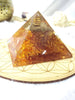 Pyramide d'orgone de quartz rose avec crayon de quartz clair, pyramide d'orgone de cristal.