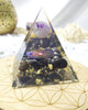 Pyramide d'orgone de quartz rose avec crayon de quartz clair, pyramide d'orgone de cristal.