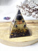 Pyramide d'orgone de quartz rose avec crayon de quartz clair, pyramide d'orgone de cristal.