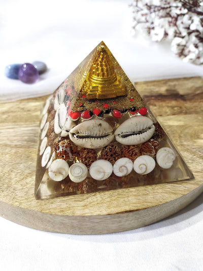 Pyramide d'orgone à 7 chakras avec crayon de quartz transparent, pyramide d'orgone en cristal.