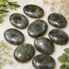 Piedra plana de labradorita, piedras de palma planas ovaladas pulidas