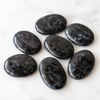 Larkavite Worry Stone para la curación con cristales (Pocket Palm Stone / Thumb Stone)