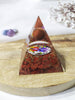 Pyramide d'orgone de quartz rose avec crayon de quartz clair, pyramide d'orgone de cristal.