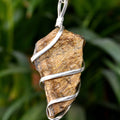 Colgante de piedra preciosa cruda de ojo de tigre, colgante de piedra de cristal envuelto en alambre crudo.