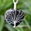 Pendentif enveloppé de fil d'argent de coeur d'obsidienne noire, pendentif enveloppé d'argent de coeur de cristal ~ pendentif de pierre gemme de coeur.