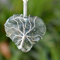 Colgante envuelto en alambre de plata con corazón de ágata de musgo, colgante envuelto en plata con corazón de cristal ~ colgante de piedras preciosas de corazón.