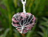Pendentif enveloppé de fil d'argent de coeur de rhodonite, pendentif enveloppé d'argent de coeur de cristal ~ pendentif de pierre gemme de coeur.